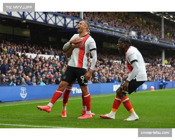 卢顿0-3负于伯恩利,提前三轮确定降入英冠